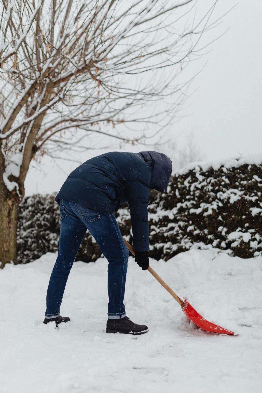 Snømåking av inngangsparti ved hekk